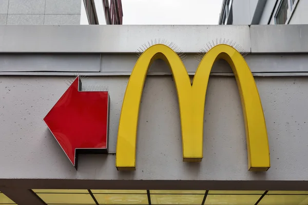 McDonald 'ın Berlin, Almanya' daki restoran sembolü. — Stok fotoğraf