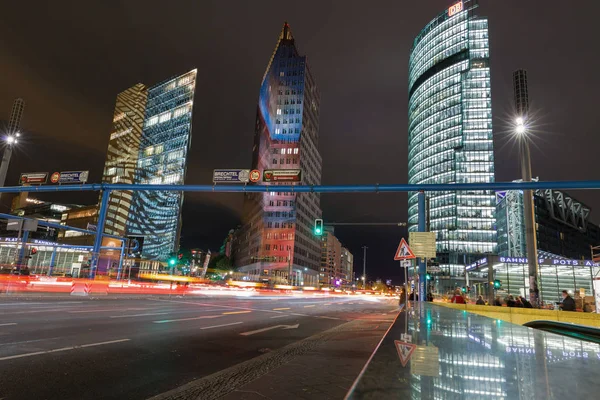 Night Potsdamer platz distrito financeiro em Berlim, Alemanha . — Fotografia de Stock