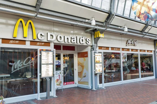 McDonald 's restoranı Berlin, Almanya. — Stok fotoğraf