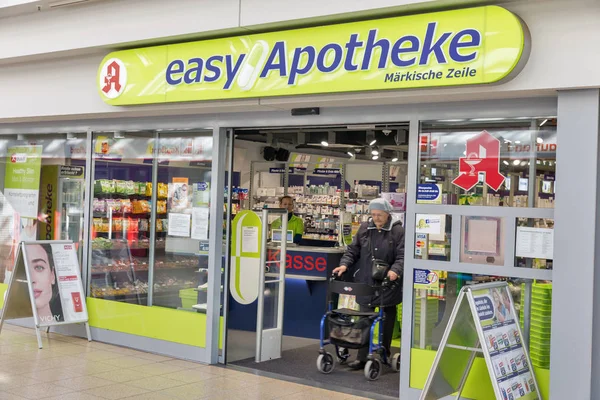 Lékárna Easy Apotheke v Berlíně, Německo. — Stock fotografie