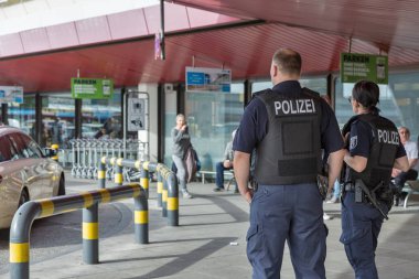 Alman polis devriyesi Tegel havaalanında, Berlin.