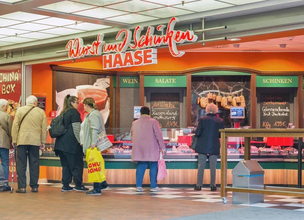 Berlin, Almanya 'da Wurst und Schinken Haase dükkanı. — Stok fotoğraf