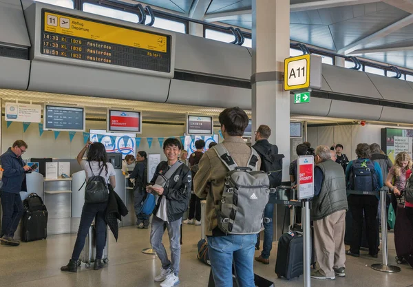 Escritório KLM no Aeroporto de Tegel. Berlim, Alemanha . — Fotografia de Stock