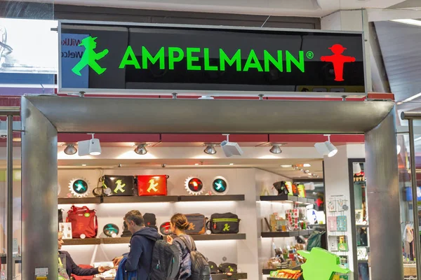 Ampelmann store a Aeroporto di Tegel, Berlino . — Foto Stock