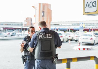 Alman polis devriyesi Tegel havaalanında, Berlin.