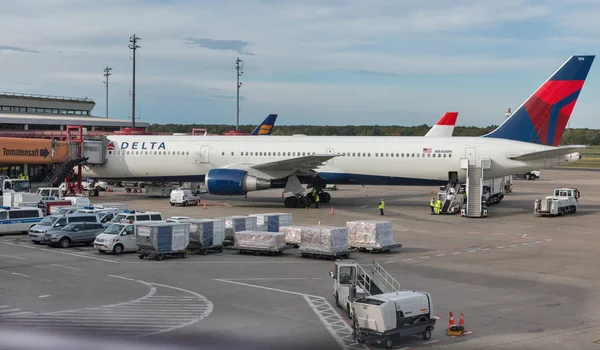 Delta Air Lines Boeing 767 no aeroporto de Tegel. Berlim, Alemanha . — Fotografia de Stock