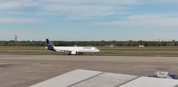Lufthansa Airbus A321 в аэропорту Тегеля. Берлин, Германия . — стоковое фото