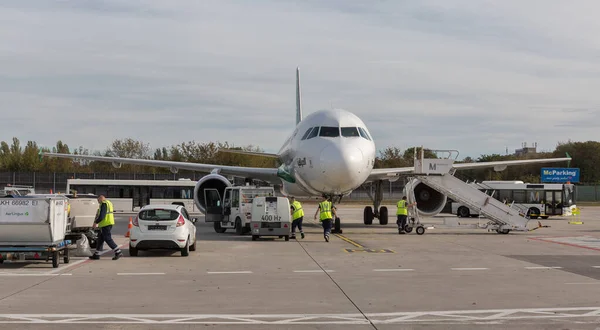Avião iraquiano Boeing Airways no aeroporto de Tegel. Berlim, Alemanha . — Fotografia de Stock