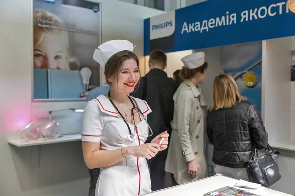 Cabine de cuidados de saúde da Philips na CEE 2019 em Kiev, Ucrânia . — Fotografia de Stock