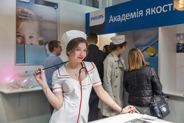 Cabine de cuidados de saúde da Philips na CEE 2019 em Kiev, Ucrânia . — Fotografia de Stock