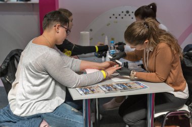 Kyiv, Ukrayna 'da Cee 2019 sırasındaki kozmetolog standı.