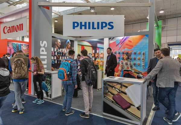 Stand de Philips en CEE 2019 en Kiev, Ucrania . — Foto de Stock