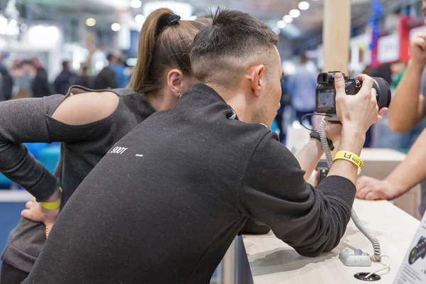 Mensen testen professionele fotografische camera's op Sony Booth. Kiev, Oekraïne. — Stockfoto