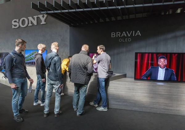 Люди відвідують Sony BRAVIA стенд під час Cee 2019 в Києві Україна . — стокове фото