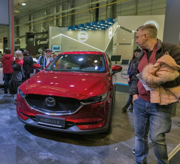 Kyiv Ucrania Abril 2019 Gente Visita Mazda Cabina Coches Eléctricos — Foto de Stock