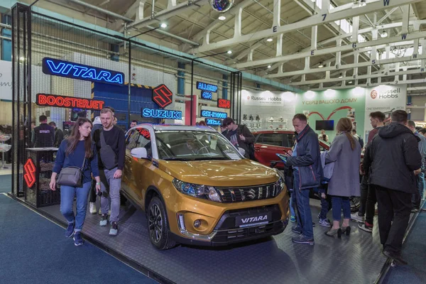 Kyiv Ukraine April 2019 People Visit Suzuki Hybrid Electric Cars — стокове фото