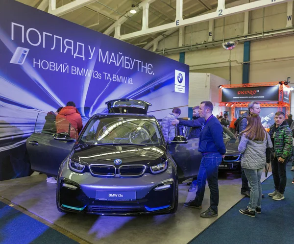 Kyiv Ucraina Aprile 2019 Persone Visitano Stand Delle Auto Elettriche — Foto Stock