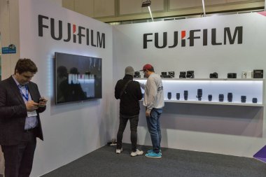 Kyiv, Ukrayna - 13 Nisan 2019: İnsanlar, Ukrayna 'nın Tetra Pack Ec' teki en büyük tüketici elektroniği fuarı olan Cee 2019 boyunca Fujifilm şirket standında profesyonel fotoğraf makinelerini test ediyorlar.