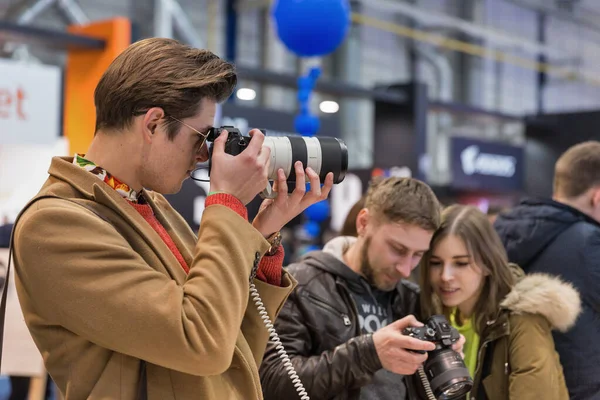 Kiev Oekraïne April 2019 Mensen Testen Professionele Fotocamera Sony Bedrijfscabine — Stockfoto