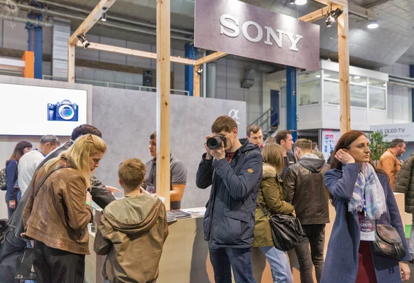 Kyiv Ukraine April 2019 People Testing Professional Photographic Cameras Sony — Stock Photo, Image