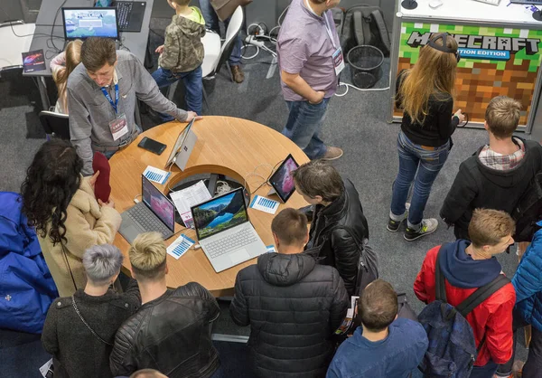 キエフ ウクライナ 2019年4月13日 人々は テトラパックなどでウクライナ最大の電子商取引ショーであるCee 2019の米国多国籍テクノロジー企業ブースであるMicrosoftを訪問します 上からの眺め — ストック写真