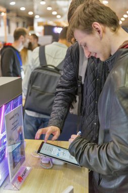 Kyiv, Ukrayna - 13 Nisan 2019: Ukrayna 'nın Tetra Pack Ec' teki en büyük elektronik ticaret fuarı olan Cee 2019 boyunca Çin 'in çok uluslu şirket standı Huawei' yi ziyaret edenler.