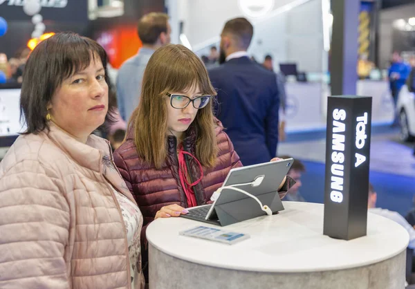 Kyiv Ucrania Abril 2019 Gente Visita Samsung Stand Corporaciones Multinacionales —  Fotos de Stock