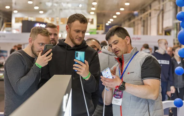 Kyiv Ucrania Abril 2019 Gente Visita Huawei Stand Multinacional Chino — Foto de Stock