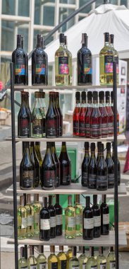 Kyiv, Ukrayna - 19 Mayıs 2018: Ulusal Expocenter 'daki Gıda ve Şarap Festivali sırasında farklı İtalyan şarap standı, çok amaçlı kalıcı bir sergi kompleksi.