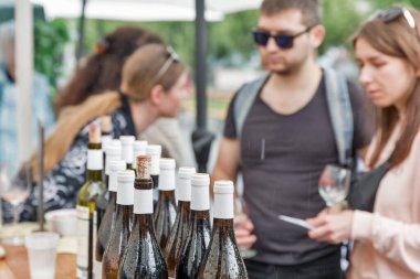 Kyiv, Ukrayna - 19 Mayıs 2018: İnsanlar Ulusal Expocenter 'daki Gıda ve Şarap Festivali sırasında Ukrayna' yı ziyaret ediyor..