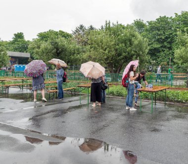 Kyiv, Ukrayna - 19 Mayıs 2018: İnsanlar, çok amaçlı kalıcı bir sergi kompleksi olan Ulusal Expocenter 'daki Ukrayna Gıda ve Şarap Festivali' ni ziyaret ediyor.