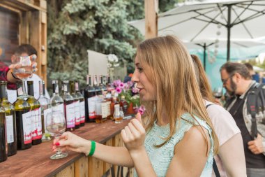 Kyiv, Ukrayna - 19 Mayıs 2018: Çok amaçlı kalıcı bir sergi kompleksi olan Ulusal Expocenter 'daki Yemek ve Şarap Festivali sırasında insanlar Koblevo Ukrayna şarap standını ziyaret ediyor.