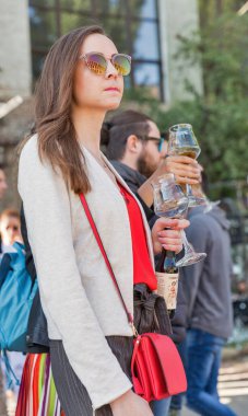 Kiev, Ukrayna - 20 Mayıs 2018: Art Zavod Platforma'da insanlar el Sanatları Kiev Bira Festivali cilt 3'ü ziyaret ediyor. Zanaat bira yaklaşık 300 benzersiz çeşitleri burada sunuldu.