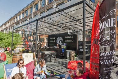 Kiev, Ukrayna - 20 Mayıs 2018: Art Zavod Platforma'da düzenlenen 3. Zanaat bira yaklaşık 300 benzersiz çeşitleri burada sunuldu.