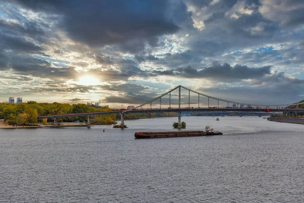 Cityscape Pěším Mostem Přes Řeku Dněpru Při Západu Slunce Kyjevě — Stock fotografie