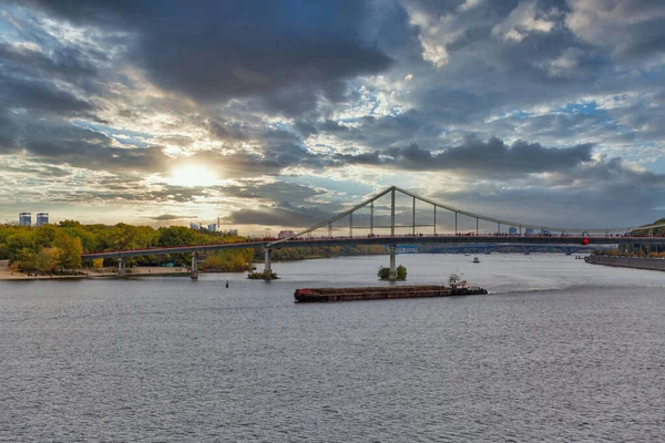 Paisaje Urbano Con Puente Peatonal Sobre Río Dniéper Atardecer Kiev — Foto de Stock