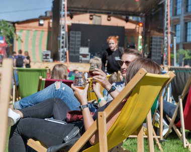 Kiev, Ukrayna - 20 Mayıs 2018: Art Zavod Platforma'da düzenlenen 3. Zanaat bira yaklaşık 300 benzersiz çeşitleri burada sunuldu.