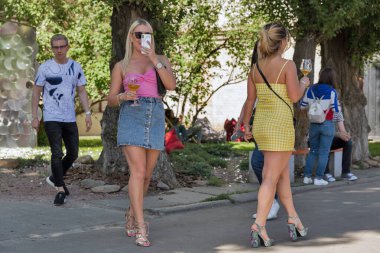 Kiev, Ukrayna - 20 Mayıs 2018: Art Zavod Platforma'da insanlar el Sanatları Kiev Bira Festivali cilt 3'ü ziyaret ediyor. Zanaat bira yaklaşık 300 benzersiz çeşitleri burada sunuldu.