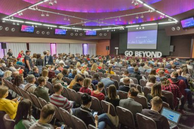 Kiyv, Ukrayna - 14 Mart 2019: İnsanlar Khreschatyk Hotel 'deki Payonez Forumu' nu ziyaret ediyor. Paeveryone, çevrimiçi para transferi ve dijital ödeme hizmetleri sağlayan bir finans şirketidir..