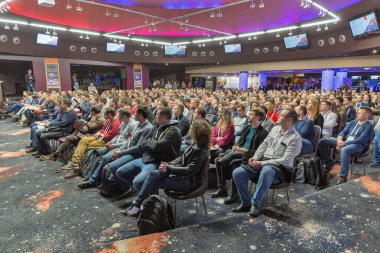 Kiyv, Ukrayna - 14 Mart 2019: İnsanlar Khreschatyk Hotel 'deki Payonez Forumu' nu ziyaret ediyor. Paeveryone, çevrimiçi para transferi ve dijital ödeme hizmetleri sağlayan bir finans şirketidir..