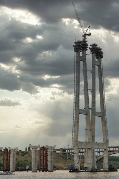 建造Preobrazhensky桥 横跨第聂伯河到达乌克兰Zaporozhye市的霍尔蒂萨岛 — 图库照片