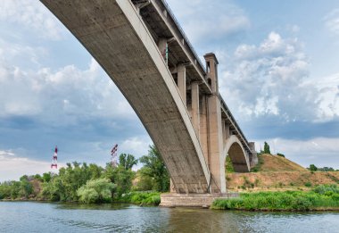 Preobrazhensky köprüsü Dinyeper Nehri üzerinden Ukrayna 'nın Zaporozhye kentindeki Khortitsa adasına. Aşağıdan.