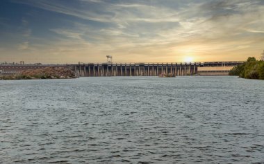 Khorytsia adasından Dinyeper Nehri 'ne ve Zaporizhia, Ukrayna' daki Dnipro hidroelektrik santrali barajına manzara.