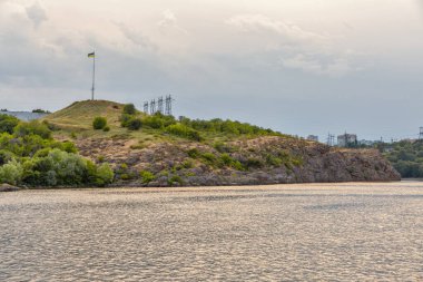 Uzakta Zaporizhia şehri ve Dinyeper, Ukrayna 'daki Khorytsia adası manzarası.