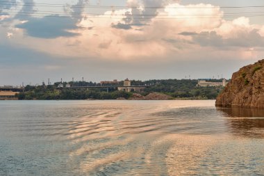 Günbatımında Zaporizhia Cityscape ve Dinyeper Nehri, Ukrayna.