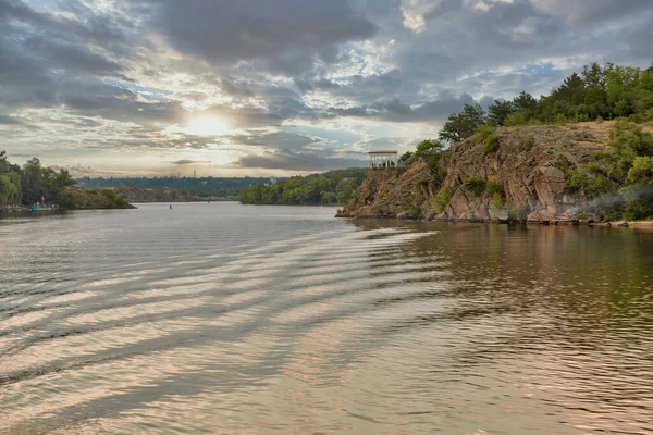 Dinyeper Nehri ve Khorytsia adası yaz manzarası, Ukrayna. Khorytsia Dinyeper Nehri 'ndeki en büyük adadır. Uzakta, sütunlu manzara, Zaporizhia şehri..