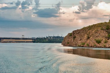 Zaporizhia şehir manzarası ve günbatımında Dinyeper Nehri, Ukrayna. Arka planda Dnipro hidroelektrik santrali barajı.