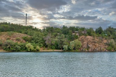 Dinyeper Nehri ve Khortytsia Adası yaz manzarası, Ukrayna. Khortytsia, Dinyeper nehrinin en büyük adasıdır..