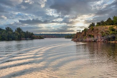 Dinyeper Nehri ve Khorytsia adası yaz manzarası, Ukrayna. Khorytsia Dinyeper Nehri 'ndeki en büyük adadır. Uzakta, sütunlu manzara, Zaporizhia şehri..