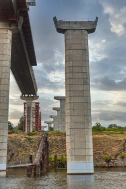 Preobrazhensky köprüsünü Dinyeper Nehri üzerinden Ukrayna 'nın Zaporozhye kentindeki Khortitsa adasına inşa ediyor..